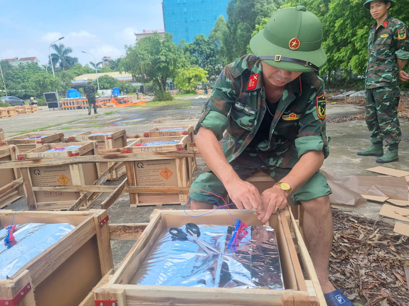 Trung tá Nguyễn Văn Long, Tiểu đoàn trưởng Ban Chỉ huy Phòng thủ khu vực 2 (Bộ Chỉ huy Quân sự tỉnh Bắc Ninh), đang thực hiện thao tác kết nối hệ thống mồi lửa điện vào giàn pháo hoa. Ảnh: Văn Thi