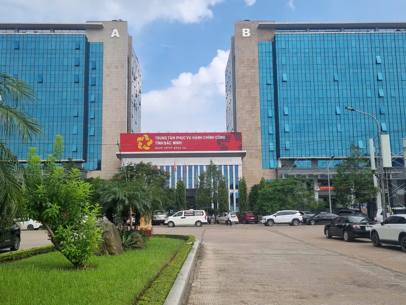 Trận địa pháo hoa được bố trí phía trước Trung tâm Hành chính công tỉnh Bắc Ninh, sát cạnh Quảng trường 3/2. Ảnh: Văn Thi