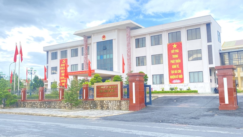 Trụ sở Đảng ủy, UBND đặc khu Cô Tô, tỉnh Quảng Ninh được trang hoàng cờ hoa mừng ngày sáp nhập, vận hành chính quyền địa phương 2 cấp. Ảnh: Thu Anh