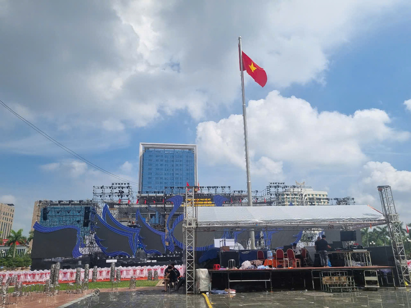Cách trận địa pháo hoa không xa là sân khấu chương trình nghệ thuật đặt tại Quảng trường 3/2, nơi sẽ diễn ra sự kiện chào mừng thành lập tỉnh Bắc Ninh mới vào 19h30 tối nay. Ảnh: Văn Thi