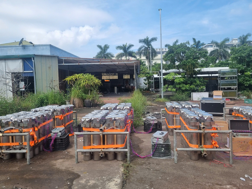 Khu vực pháo hoa tầm cao đã được lắp đặt, kết nối hoàn tất. Ảnh: Hải Sơn