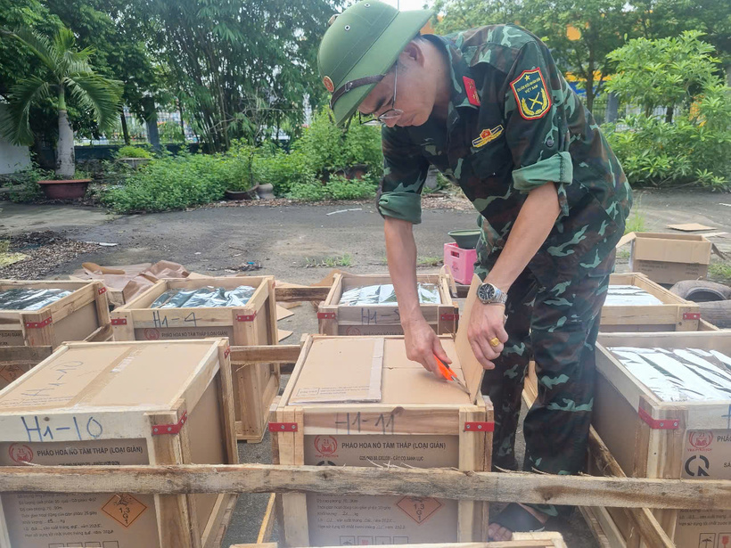 Mở thùng pháo để chuẩn bị kết nối. Ảnh: Văn Thi