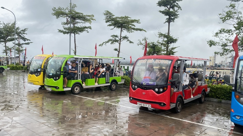 Xe điện phục vụ người dân và khách du lịch thăm quan quanh đảo Cô Tô. Ảnh: Thu Anh