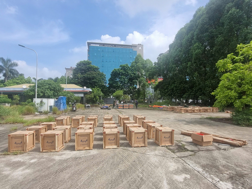 Trận địa pháo hoa được bố trí trên bãi đất trống cạnh Quảng trường 3/2 và Trung tâm Hành chính công tỉnh Bắc Ninh, sẵn sàng cho màn trình diễn tối 4/7. Ảnh: Hải Sơn