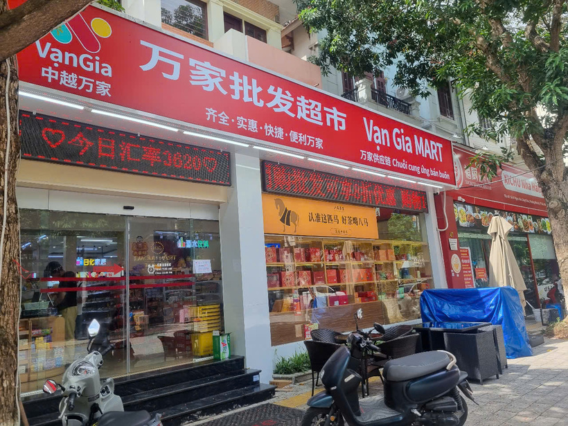 Nhiều sản phẩm là mỹ phẩm tại cửa hàng Vạn Gia MART không tem nhãn phụ tiếng Việt. Ảnh: Hải Sơn
