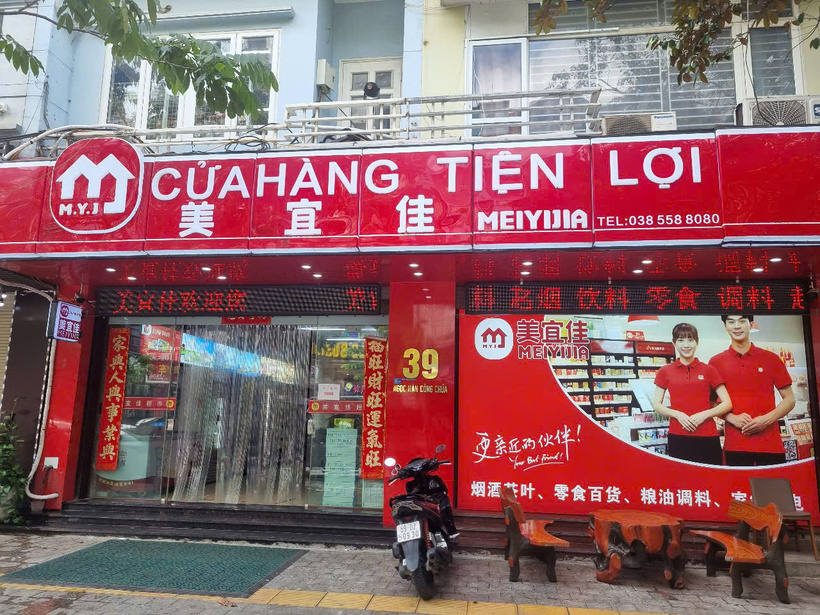 Nhiều sản phẩm là rượu của cửa hàng tiện lợi Meiyijia không có tem nhãn phụ tiếng Việt, không niêm yết giá. Ảnh: Hải Sơn