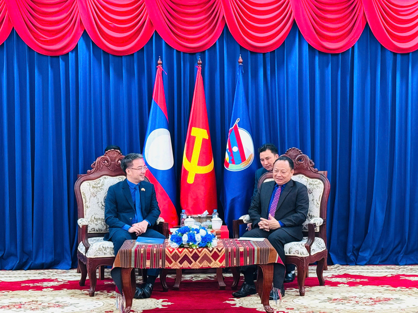 Bí thư Trung ương Đoàn Nguyễn Tường Lâm bày tỏ lời cảm ơn trước sự đón tiếp trọng thị, chu đáo và tình cảm của lãnh đạo, cán bộ Trung ương Đoàn Thanh niên Nhân dân Cách mạng Lào dành cho đoàn công tác. Ảnh: Trung ương Đoàn