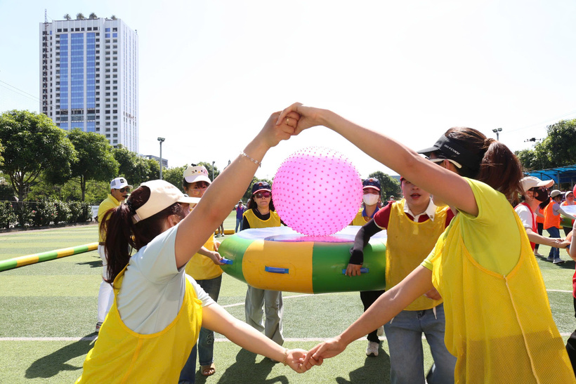 Nhiều trò chơi vui nhộn nhằm gắn kết những người làm du lịch đã được tổ chức. Ảnh: Minh Đường