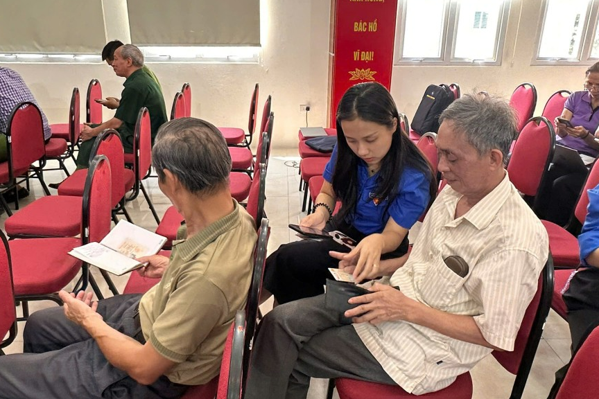 Bạn trẻ tận tụy hỗ trợ đảng viên dùng dịch vụ công trực tuyến Bạn trẻ tận tụy hỗ trợ đảng viên dùng dịch vụ công trực tuyến