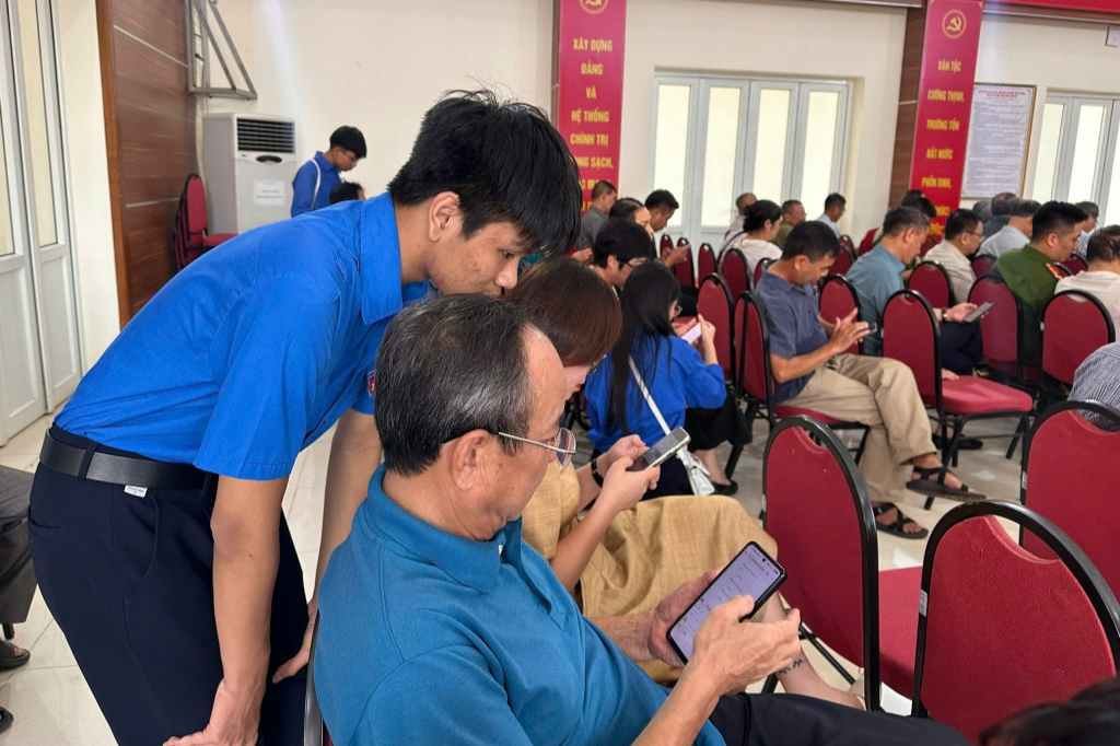 Bạn trẻ tận tụy hỗ trợ đảng viên dùng dịch vụ công trực tuyến Bạn trẻ tận tụy hỗ trợ đảng viên dùng dịch vụ công trực tuyến
