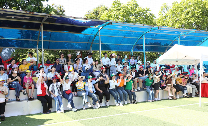 Cổ động viên hào hứng với các trò chơi tại Chương trình “Ngày hội của những người làm Du lịch Ninh Bình”. Ảnh: Minh Đường