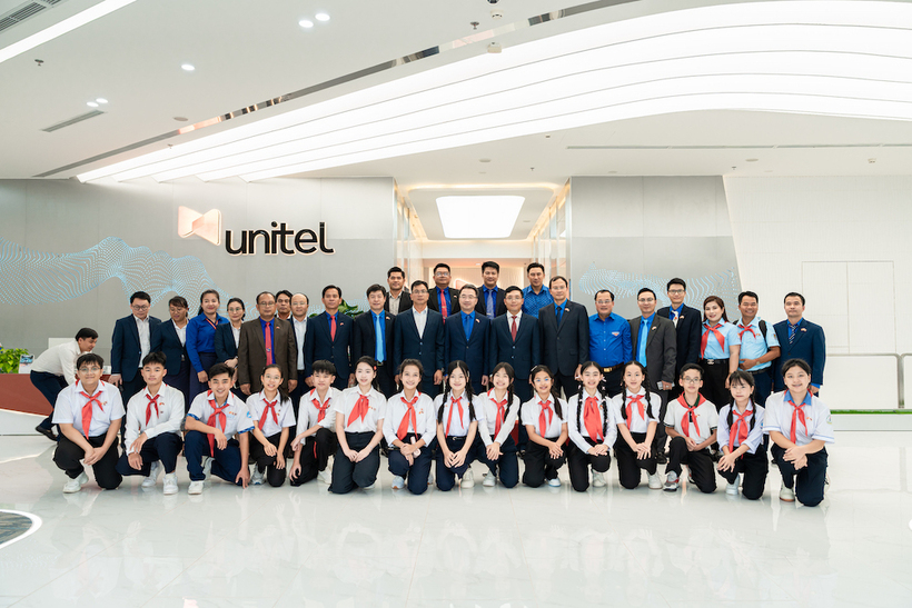Đoàn công tác cũng đã đến thăm và làm việc tại trụ sở Công ty Star Telecom (Unitel Lào). Ảnh: Trung ương Đoàn