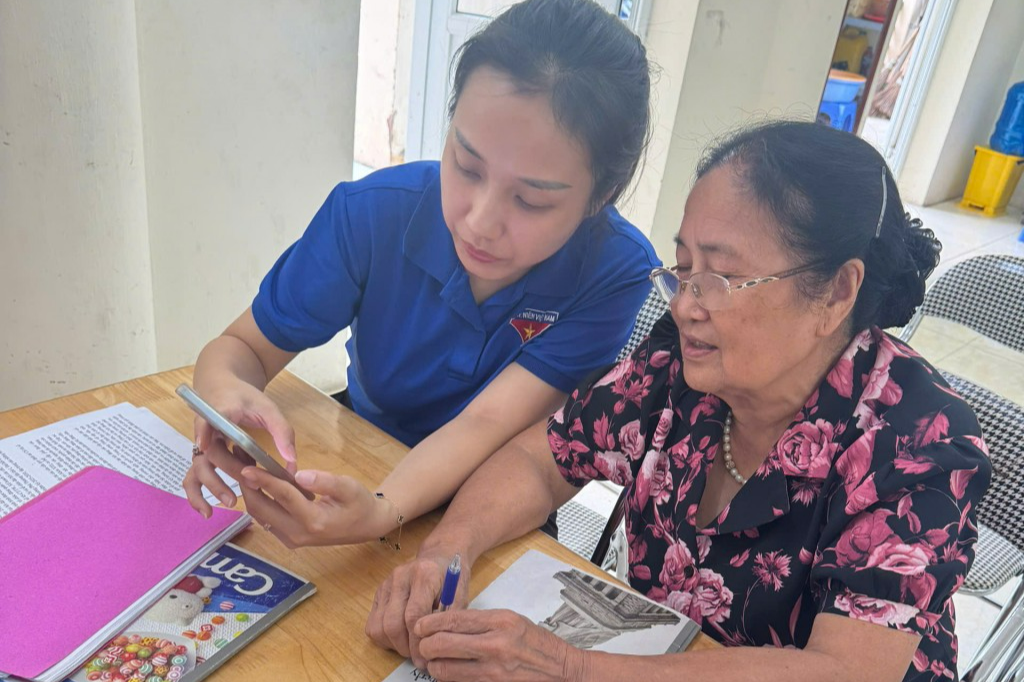 Bạn trẻ tận tụy hỗ trợ đảng viên dùng dịch vụ công trực tuyến Bạn trẻ tận tụy hỗ trợ đảng viên dùng dịch vụ công trực tuyến