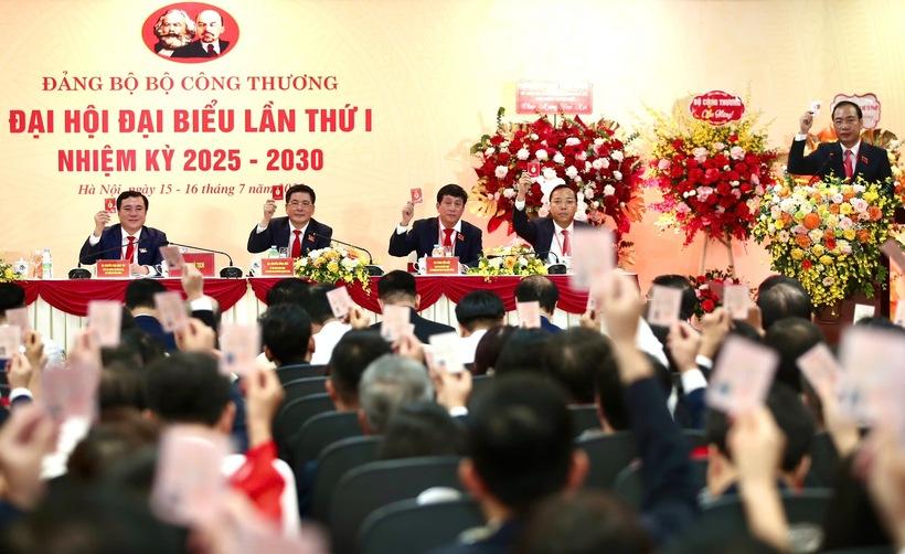 Các đại biểu biểu quyết bằng thẻ Đảng viên.