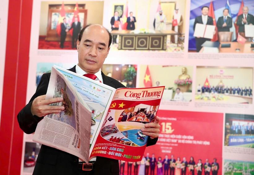 Đại biểu tìm hiểu thành tựu của ngành Công Thương nhiệm kỳ qua thông qua ấn phẩm đặc biệt của Báo Công Thương.
