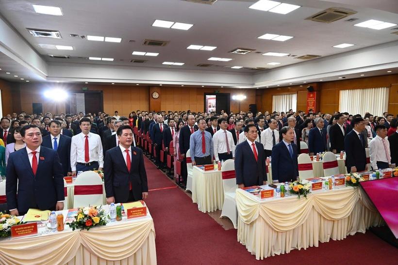 Các đại biểu thực hiện nghi thức chào cờ.