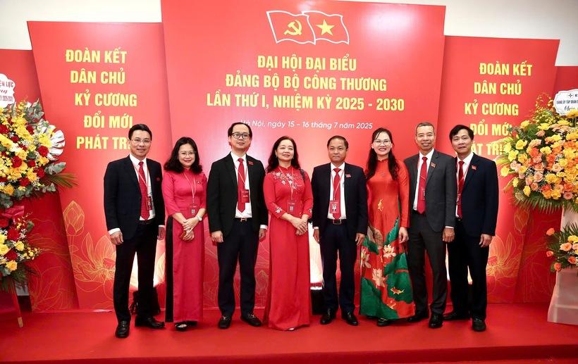 Các đại biểu của Đảng bộ Bộ Công Thương tham dự đại hội.