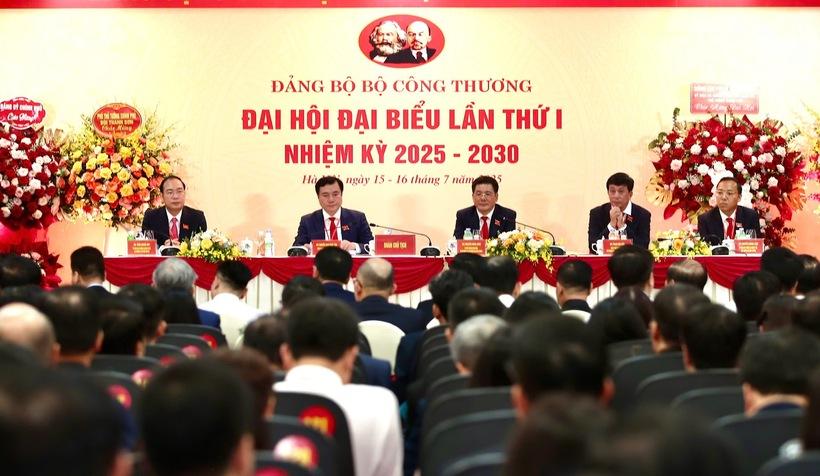 Đoàn Chủ tịch Đại hội.