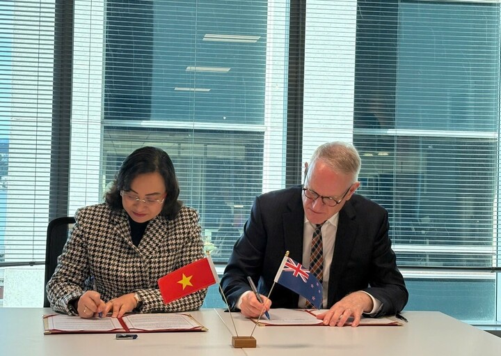 Thứ trưởng Phan Thị Thắng và quyền Thứ trưởng Brian Willson ký kết biên bản của Kỳ họp lần thứ 9 JTEC