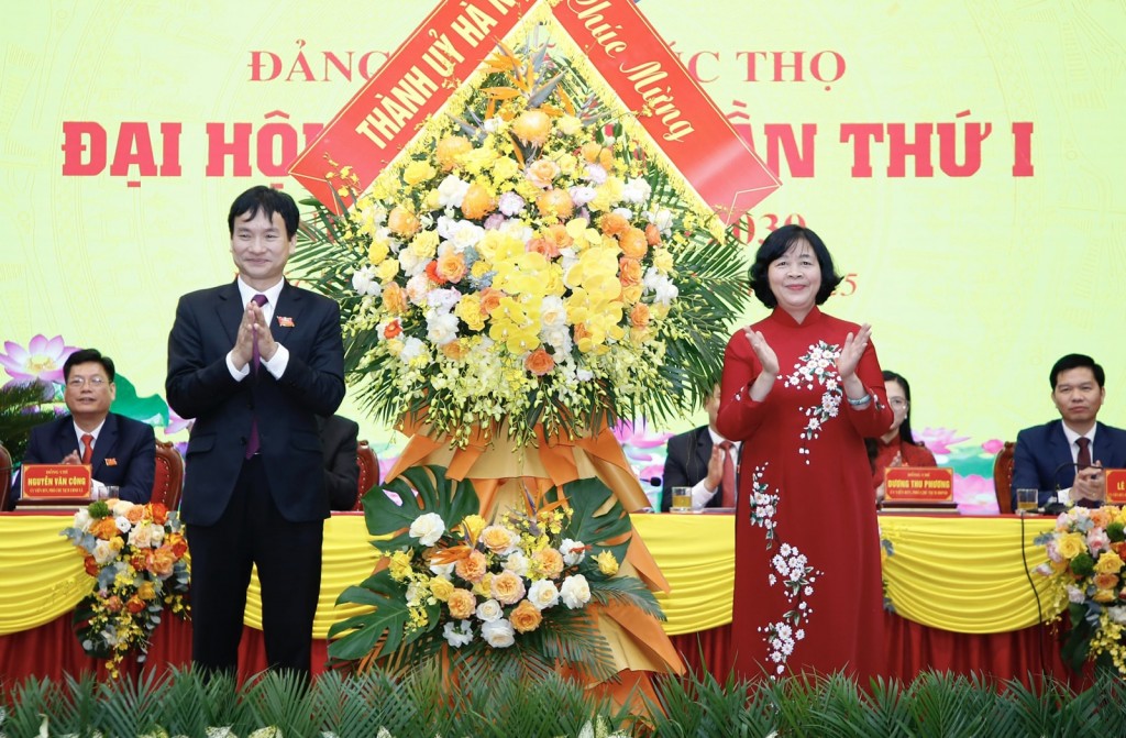 Bí thư Thành ủy Hà Nội Bùi Thị Minh Hoài chúc mừng đại hội. Ảnh: Viết Thành