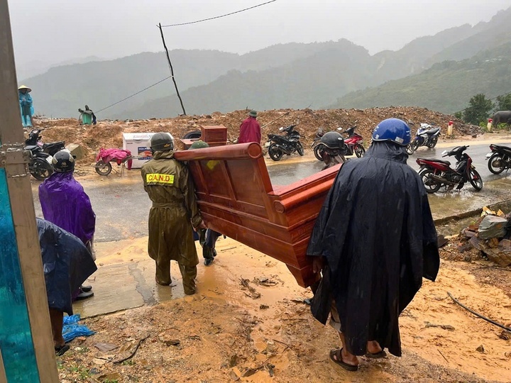 Lực lượng chức năng hỗ trợ di dời tài sản của người dân đến nơi an toàn. Ảnh: Phạm Thủy