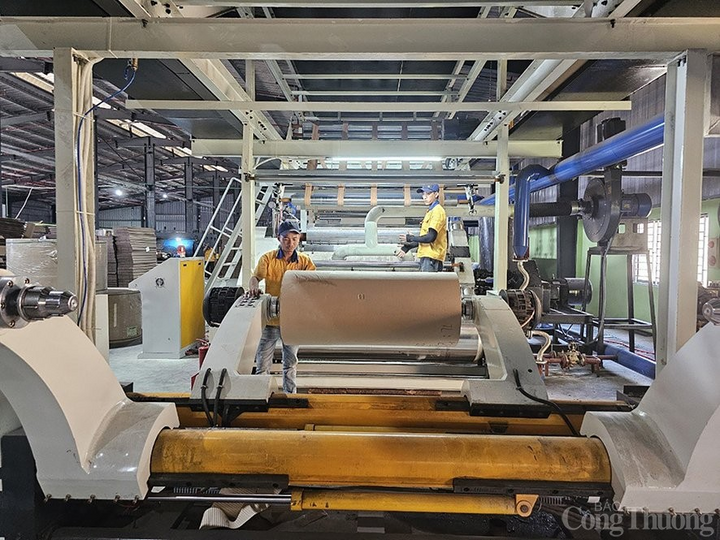 Nhiều cơ sở công nghiệp nông thôn đã nâng cao năng lực sản xuất nhờ hỗ trợ của khuyến công. Ảnh: Thành Long