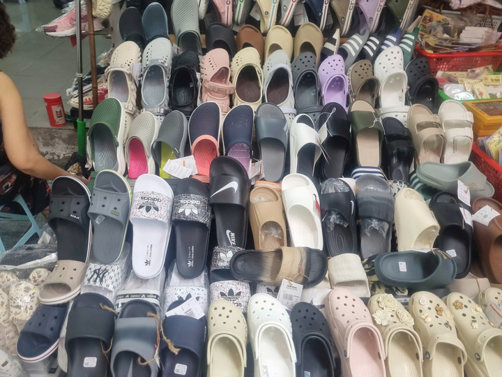 Hàng giả mạo thương hiệu được bày bán công khai tại một số cửa hàng trên phố cổ. Ảnh: Văn Thi