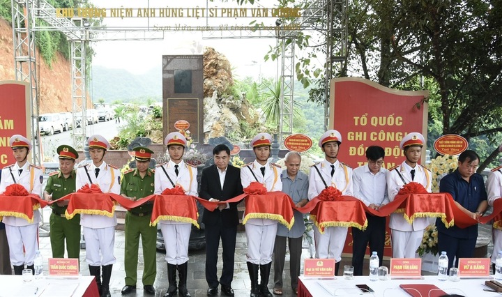 Bí thư Tỉnh ủy Điện Biên Trần Quốc Cường cùng các đại biểu cắt băng khánh thành Khu tưởng niệm liệt sĩ Phạm Văn Cường. Ảnh: Hà Linh