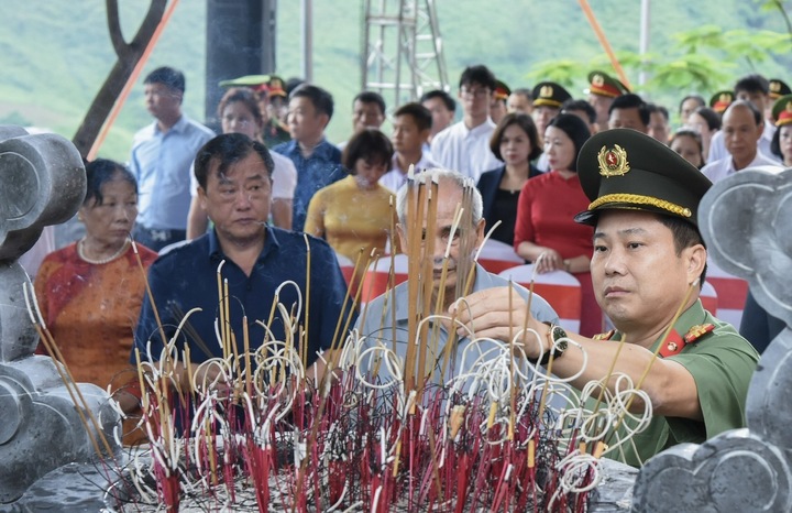 Đại tá, Giám đốc Công an tỉnh Điện Biên Vũ Văn Đấu thắp hương tri ân liệt sĩ Phạm Văn Cường. Ảnh: Hà Linh