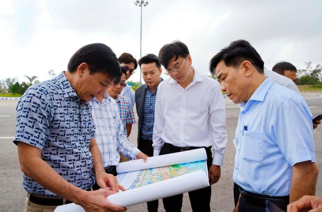 Khảo sát thực địa dự án KCN Nam Thăng Bình, được định hướng phát triển theo mô hình KCN sinh thái, giảm phát thải, sử dụng năng lượng tái tạo, ưu tiên cây xanh và hạ tầng xanh (Ảnh: Phan Vinh)
