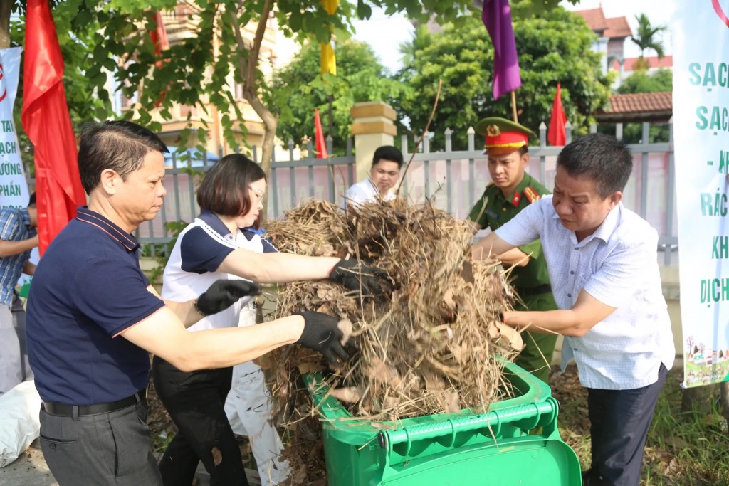 Đ/c Phạm Văn Minh – Bí thư Đảng ủy, Chủ tịch HĐND xã; Đ/c Lê Văn Khương – Phó Bí thư Đảng ủy, Chủ tịch UBND xã