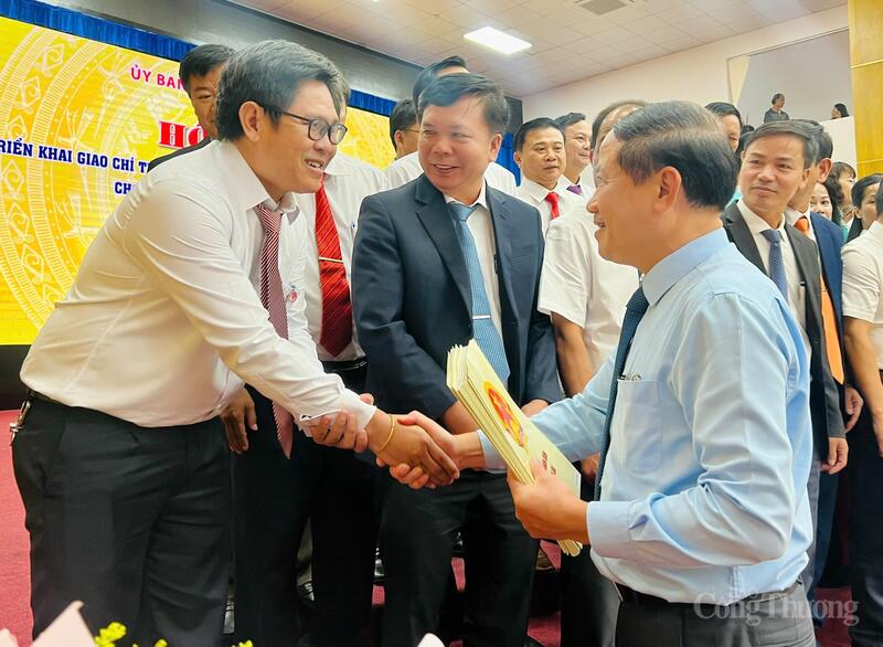 Chủ tịch UBND tỉnh Gia Lai Phạm Anh Tuấn trao quyết định cho lãnh đạo các xã, phường