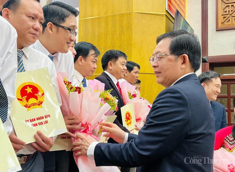 Bí thư Tỉnh uỷ Gia Lai Hồ Quốc Dũng trao quyết định và tặng hoa cho lãnh đạo các xã, phường