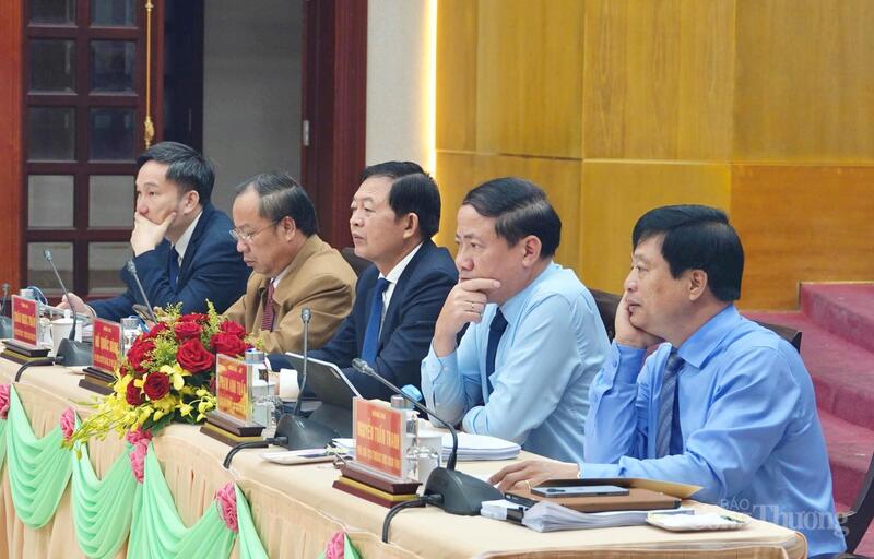 Các đại biểu chủ trì hội nghị