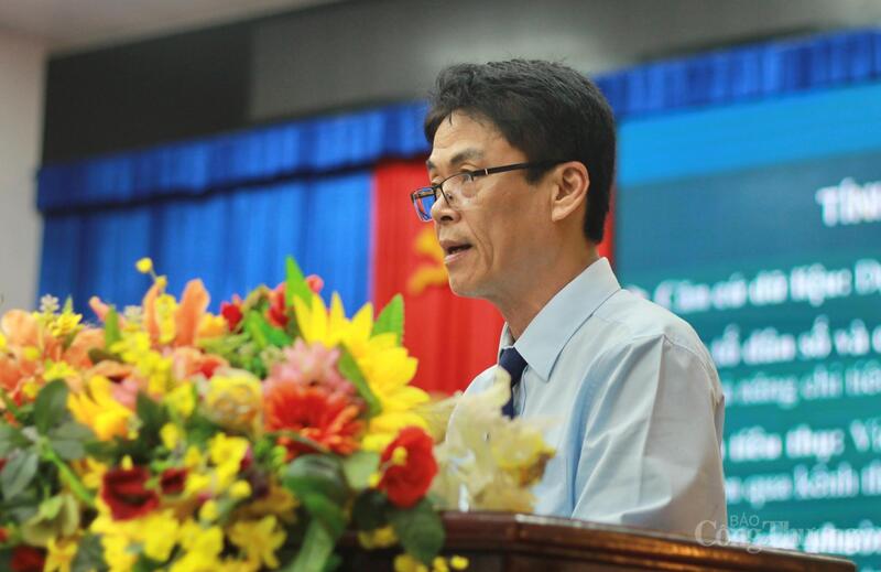 Ông Dương Minh Đức, Giám đốc Sở Công Thương Gia Lai trình bày hướng dẫn cho các cấp xã, phường về cách tính tổng sản phẩm công nghiệp, tổng mức bán lẻ và nhiệm vụ trọng tâm