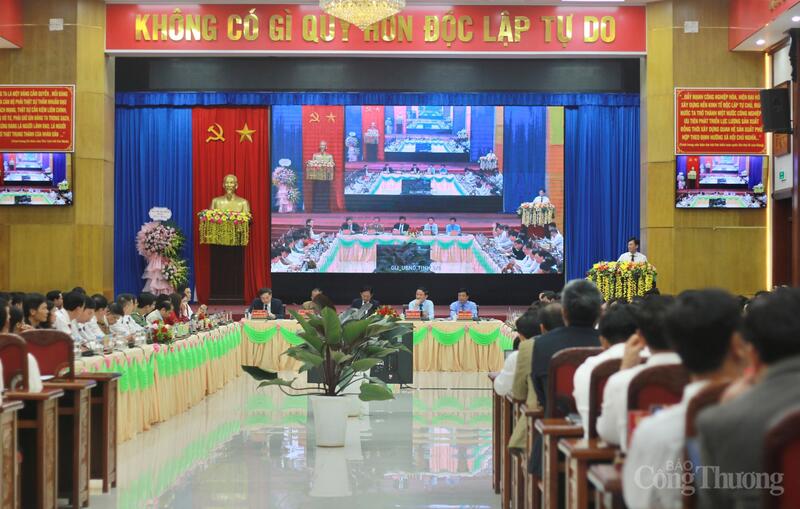 Hội nghị triển khai giao chỉ tiêu chủ yếu phát triển kinh tế - xã hội và nhiệm vụ trọng tâm 6 tháng cuối năm 2025 cho 77 xã, phường (mới) thuộc tỉnh Gia Lai trước đây