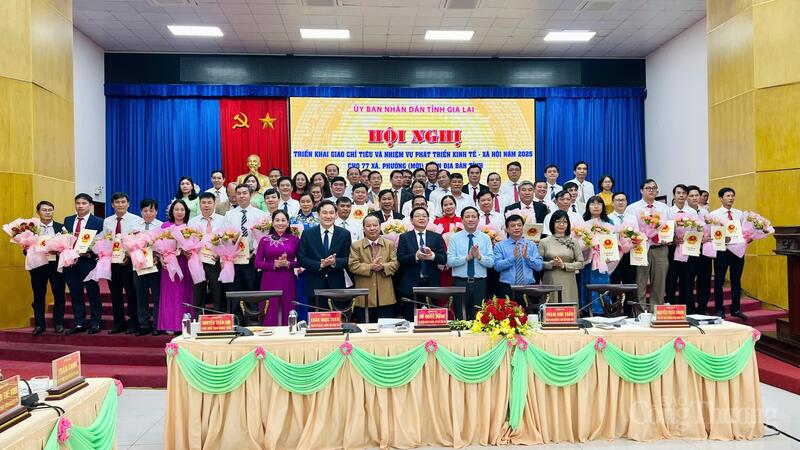 Các xã, phường phía Tây tỉnh Gia Lai nhận quyết định và hoa chúc mừng của lãnh đạo tỉnh