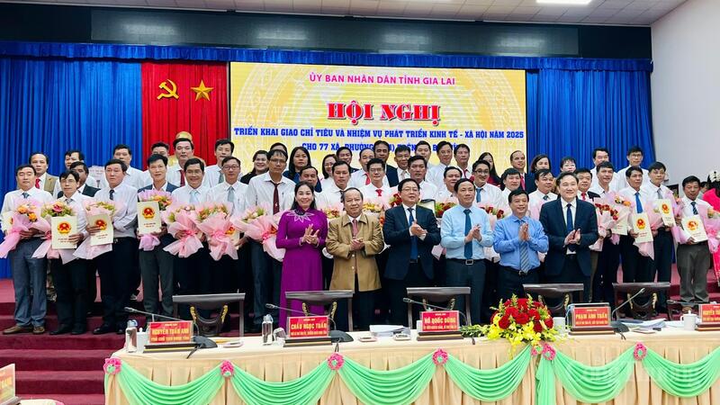 Lãnh đạo tỉnh Gia Lai trao quyết định giao chỉ tiêu, nhiệm vụ cho các xã, phường