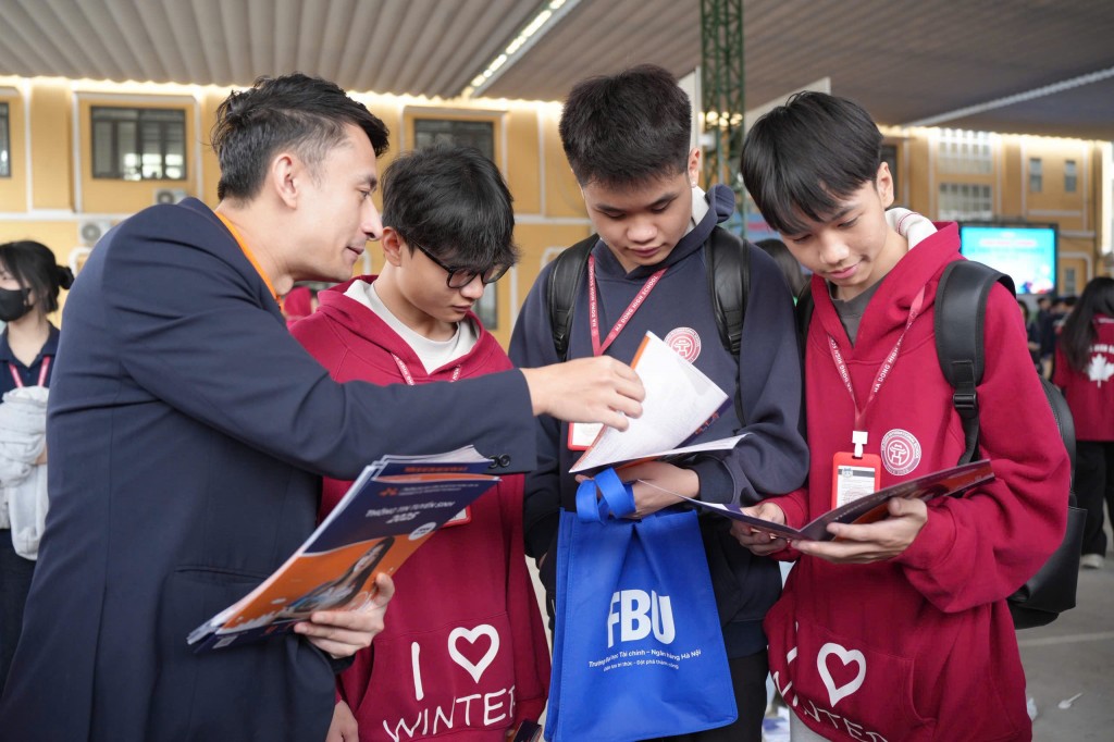 Các thí sinh quan tâm nhiều ngành học “hot” tại Trường Đại học Công nghệ Giao thông vận tải Các thí sinh quan tâm nhiều ngành học “hot” tại Trường Đại học Công nghệ Giao thông vận tải