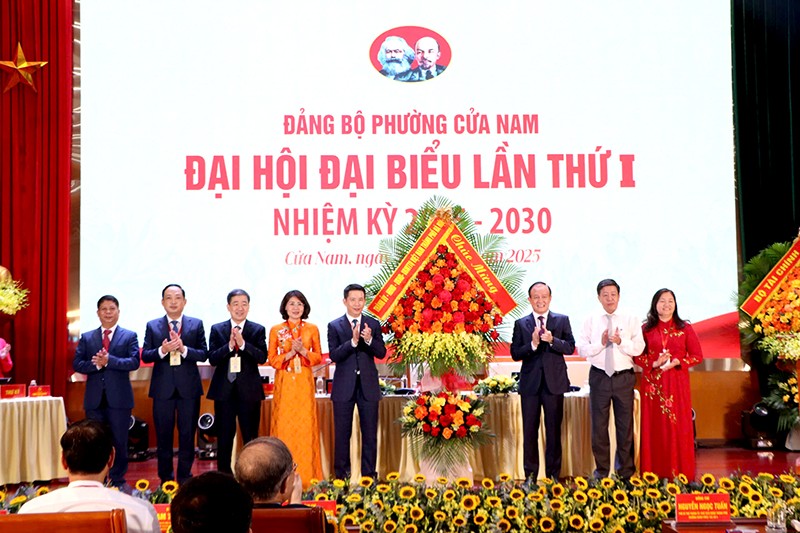 Các đồng chí đại diện lãnh đạo thành phố Hà Nội tặng hoa chúc mừng Đại hội Các đồng chí đại diện lãnh đạo thành phố Hà Nội tặng hoa chúc mừng Đại hội