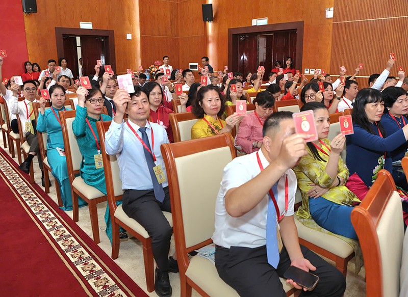 Các đại biểu biểu quyết thông qua Dự thảo Nghị quyết Đại hội Các đại biểu biểu quyết thông qua Dự thảo Nghị quyết Đại hội