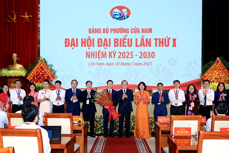 Đồng chí Nguyễn Ngọc Tuấn - Phó Bí thư Thành ủy, Chủ tịch HĐND thành phố tặng hoa chúc mừng Ban chấp hành Đảng bộ phường Cửa Nam nhiệm kỳ 2025 – 2030 Đồng chí Nguyễn Ngọc Tuấn - Phó Bí thư Thành ủy, Chủ tịch HĐND thành phố tặng hoa chúc mừng Ban chấp hành Đảng bộ phường Cửa Nam nhiệm kỳ 2025 – 2030