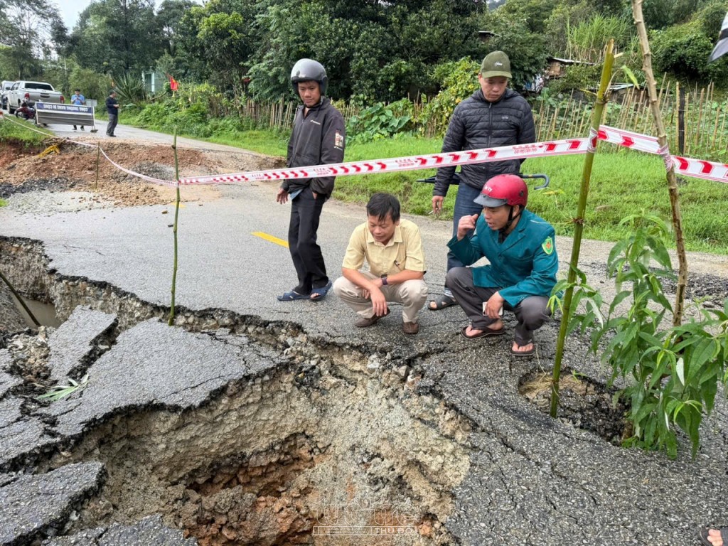 Quảng Ngãi: Xuất hiện vết nứt dài 20m, khẩn cấp di dời người dân