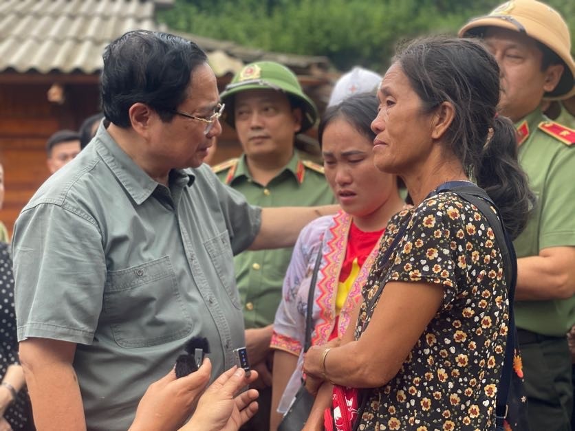 Thủ tướng Phạm Minh Chính thăm hỏi, động viên người dân chịu ảnh hưởng, thiệt hại nặng nề do mưa lũ, sạt lở đất - Ảnh: VGP/Nhật Bắc