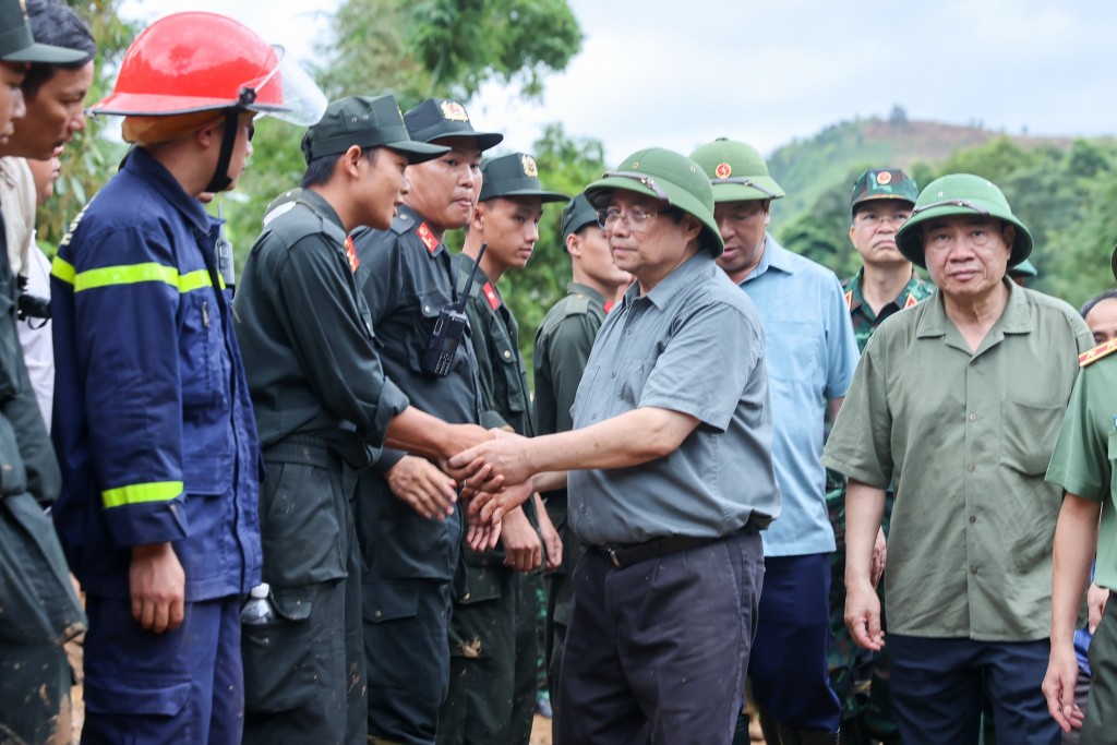 Thủ tướng động viên các lực lượng quân đội, công an đang hỗ trợ người dân - Ảnh: VGP/Nhật Bắc