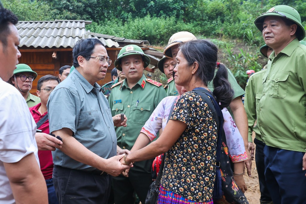 Thủ tướng yêu cầu tập trung khắc phục nhanh nhất hậu quả do lũ ống, lũ quét, sạt lở đất gây ra, không để người dân bị đói, khát, rét, không có chỗ ở - Ảnh: VGP/Nhật Bắc