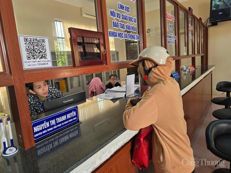 Người dân Đặc khu Côn Đảo được hướng dẫn tận tình khi làm thủ tục hành chính