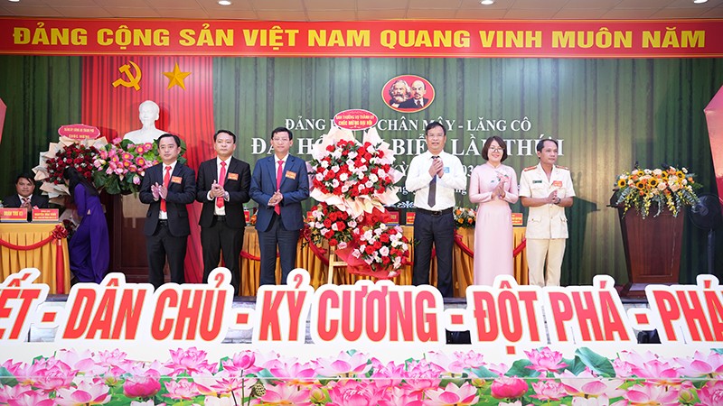 Phó Bí thư Thường trực Thành ủy Huế Phạm Đức Tiến tặng hoa chúc mừng Đại hội Phó Bí thư Thường trực Thành ủy Huế Phạm Đức Tiến tặng hoa chúc mừng Đại hội