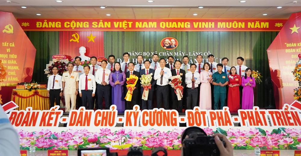 Lãnh đạo thành phố tặng hoa chúc mừng Ban chấp hành Đảng bộ xã Chân Mây – Lăng Cô nhiệm kỳ 2025 -2030 Lãnh đạo thành phố tặng hoa chúc mừng Ban chấp hành Đảng bộ xã Chân Mây – Lăng Cô nhiệm kỳ 2025 -2030