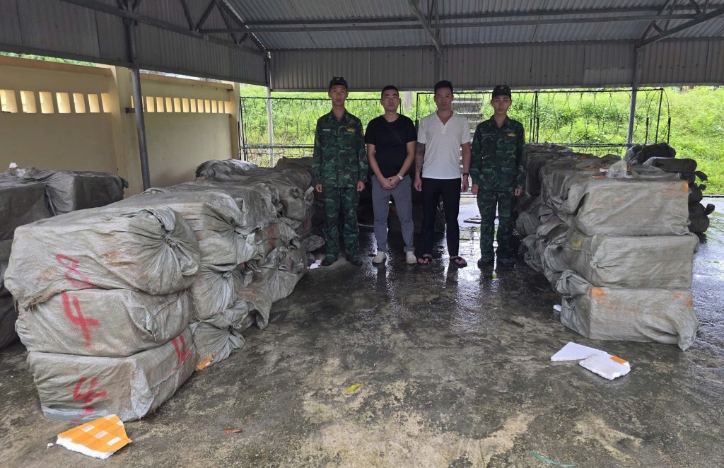 Biên phòng Quảng Ninh thu giữ số lượng lớn thực phẩm không nguồn gốc Biên phòng Quảng Ninh thu giữ số lượng lớn thực phẩm không nguồn gốc